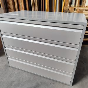 Cajonera Oferta 86 cm ancho x 50 cm fondo (4-Cajones 16 cm Postformados); Alto 68.7 cm. Zócalo Vuelto. Color Aluminio Arosa
