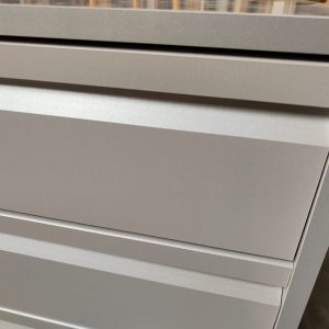Cajonera Oferta 80 cm ancho x 50 cm fondo (4-Cajones 16 cm Postformados); Alto 68.3 cm. Sin Zócalo. Color Aluminio Arosa